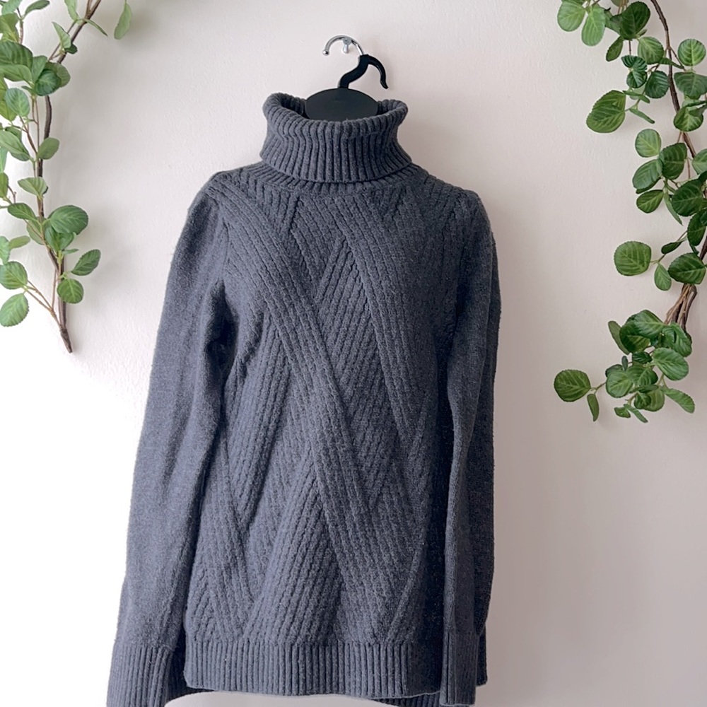 • Banana Republic Turtleneck Sweater Gray